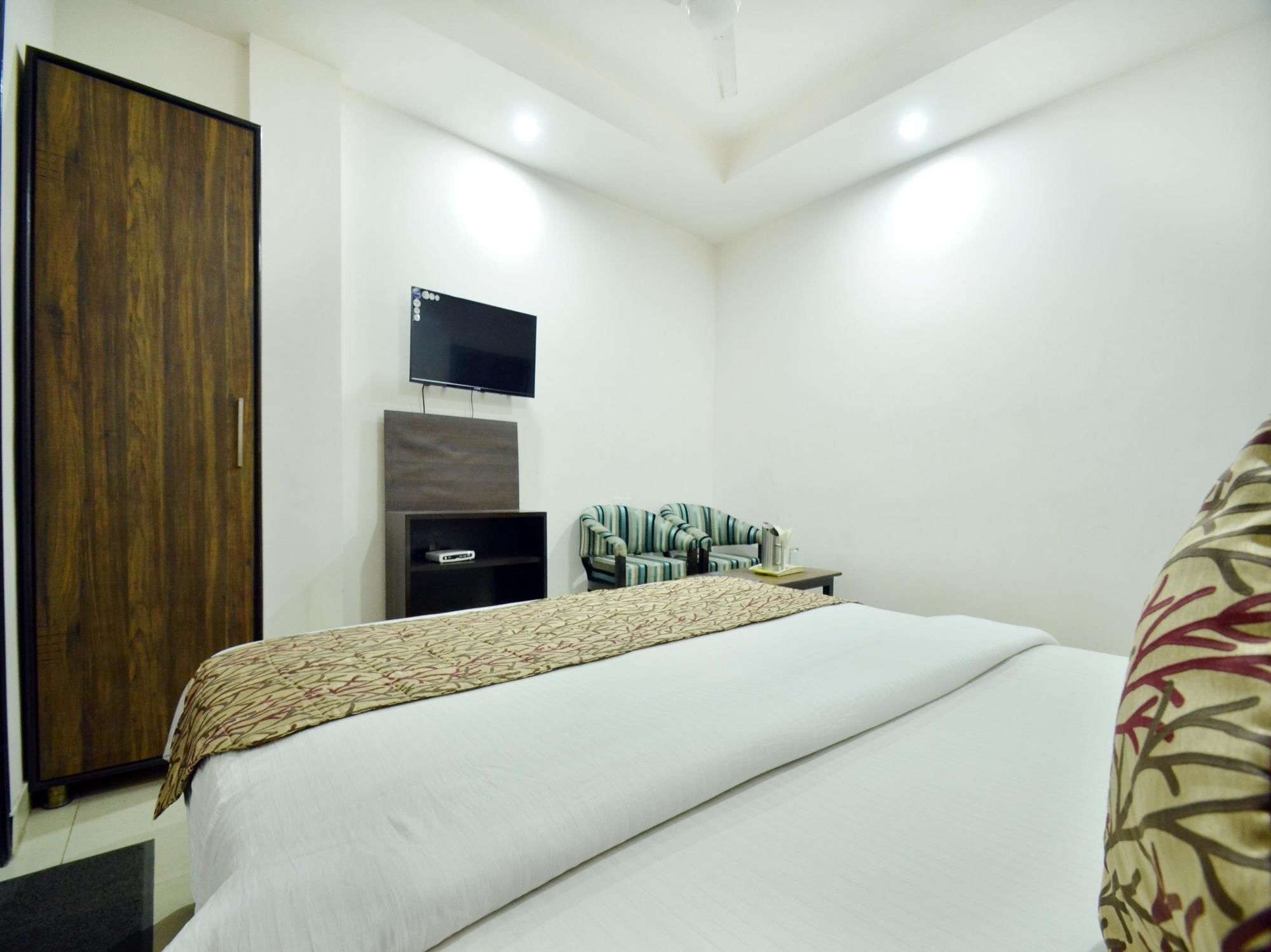 Oyo 5263 R C Regency Hotel 3*