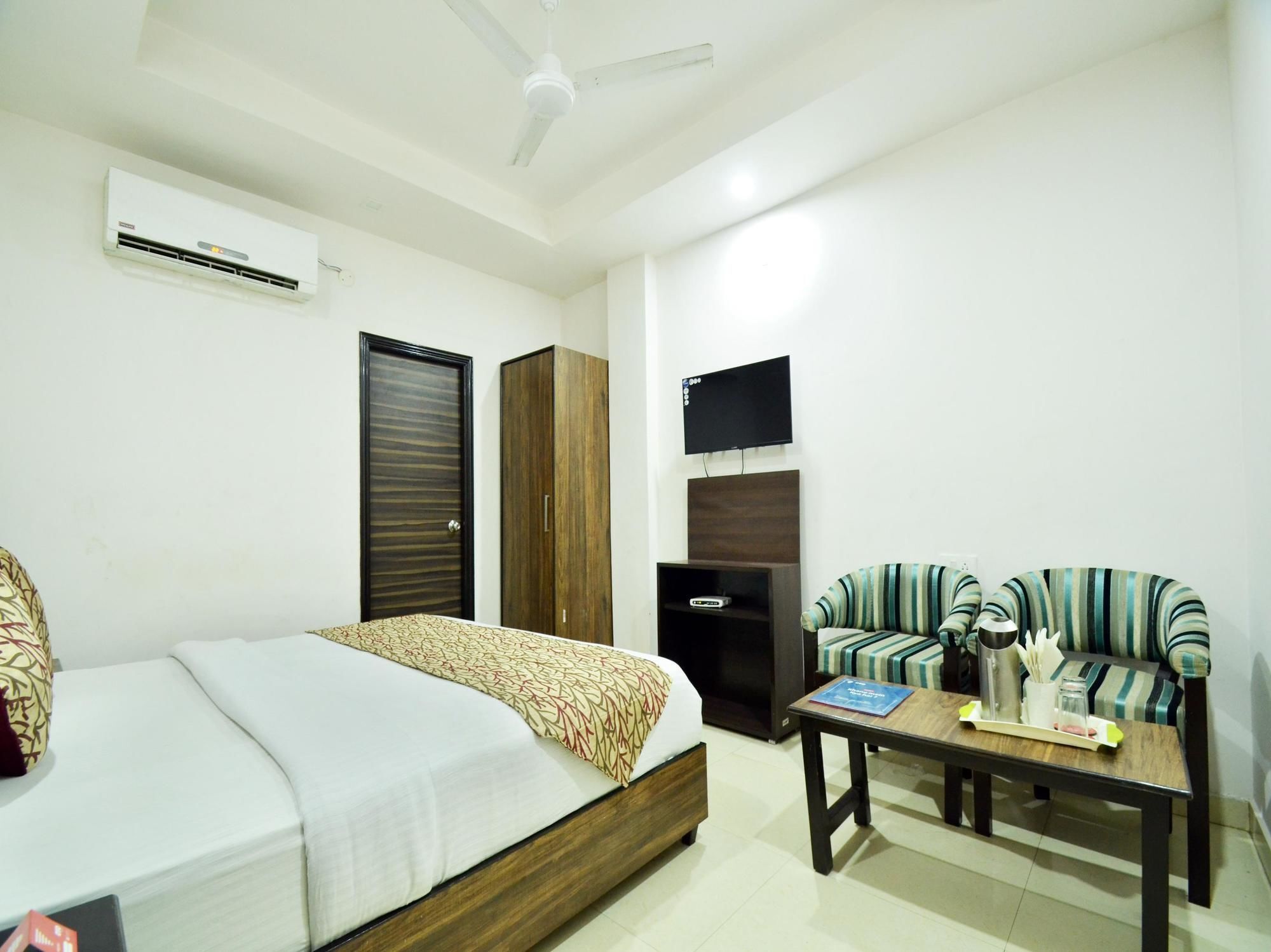 Hotel Oyo 5263 R C Regency 3*