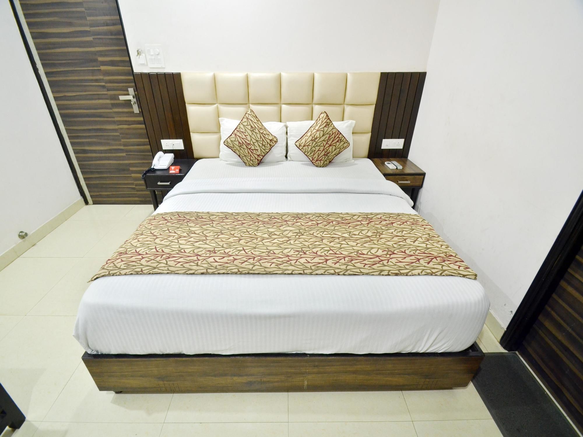 Hotel Oyo 5263 R C Regency