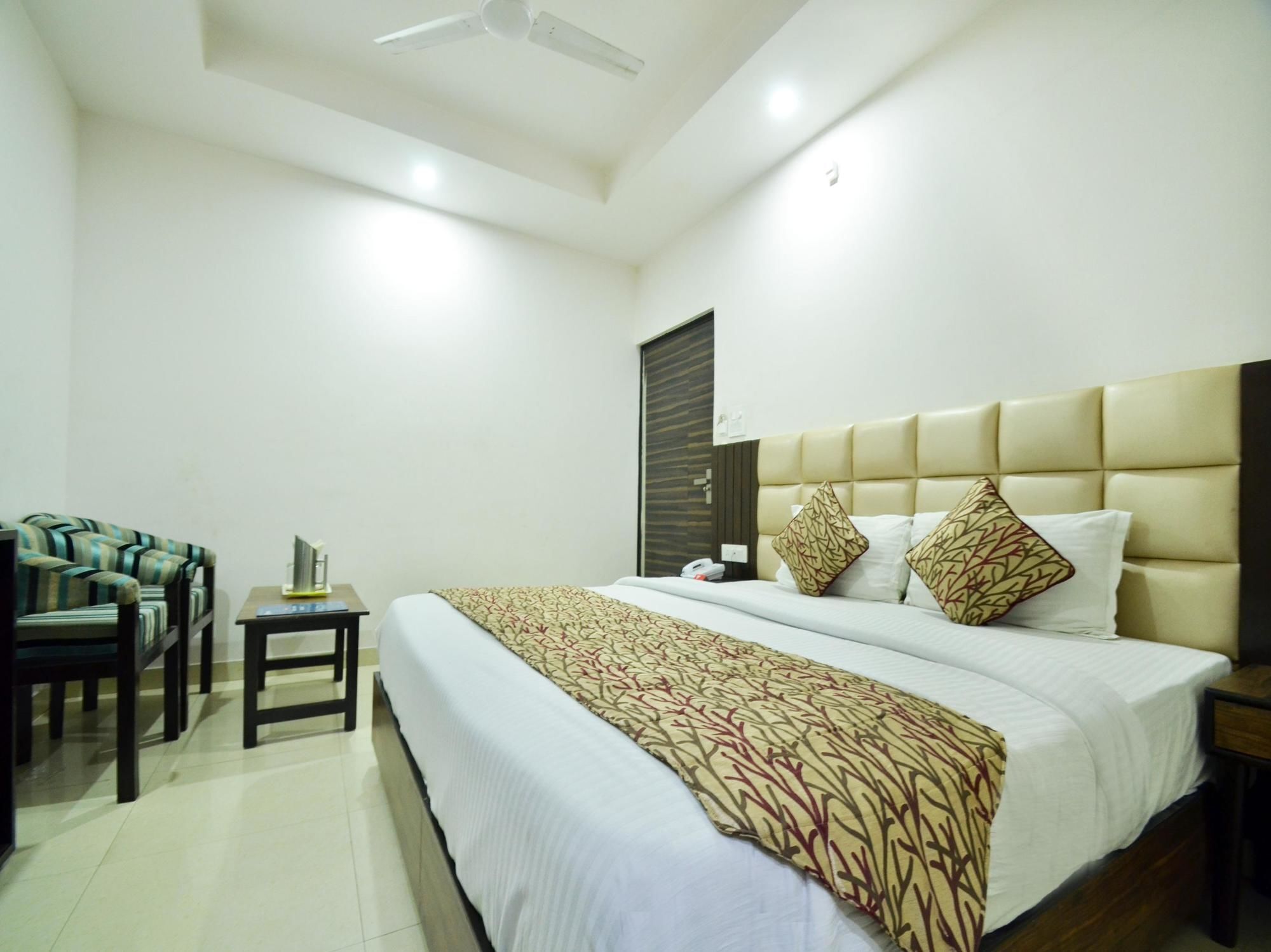 Oyo 5263 R C Regency 3*