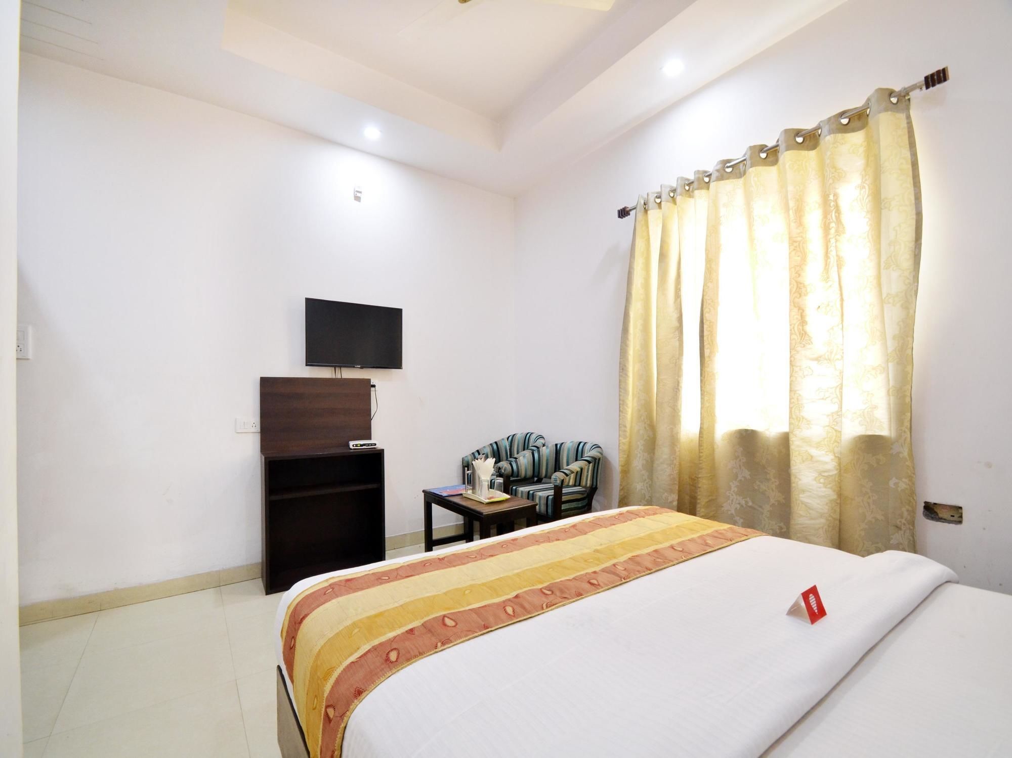 Oyo 5263 R C Regency Hotel