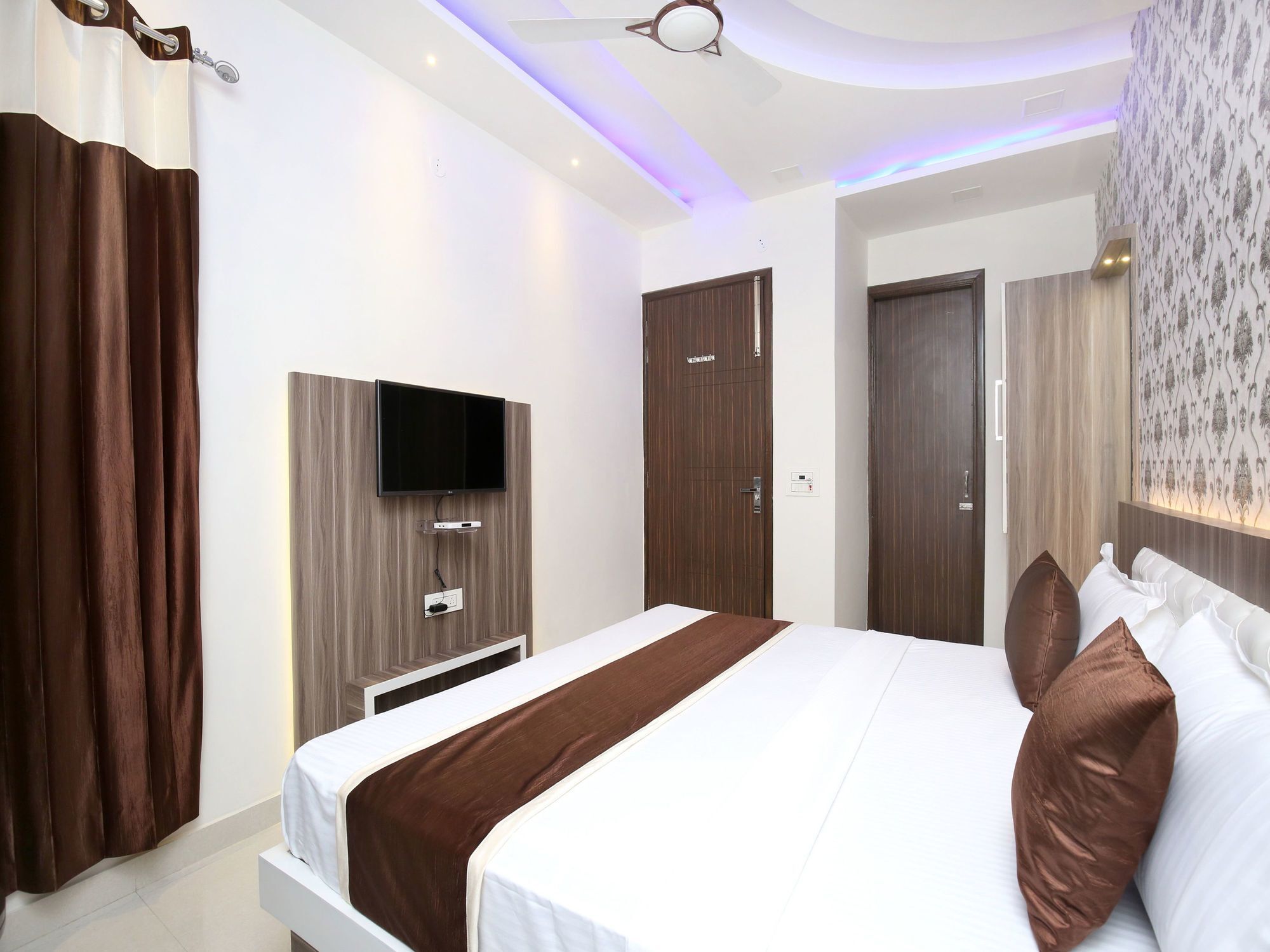 Oyo 16341 C7 Hotel Amritsar