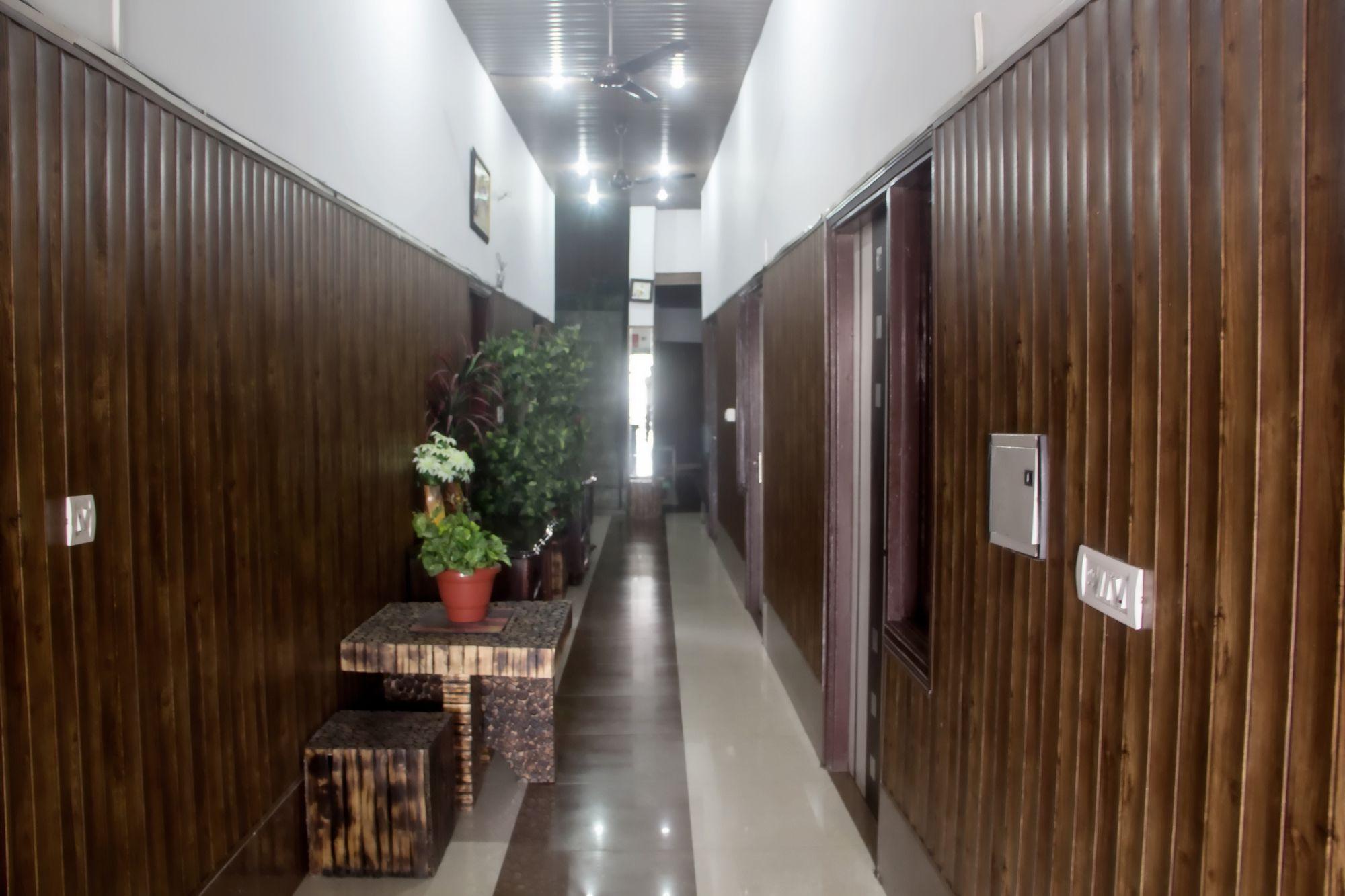 Hotel Oyo 6370 Golden Woods 2*