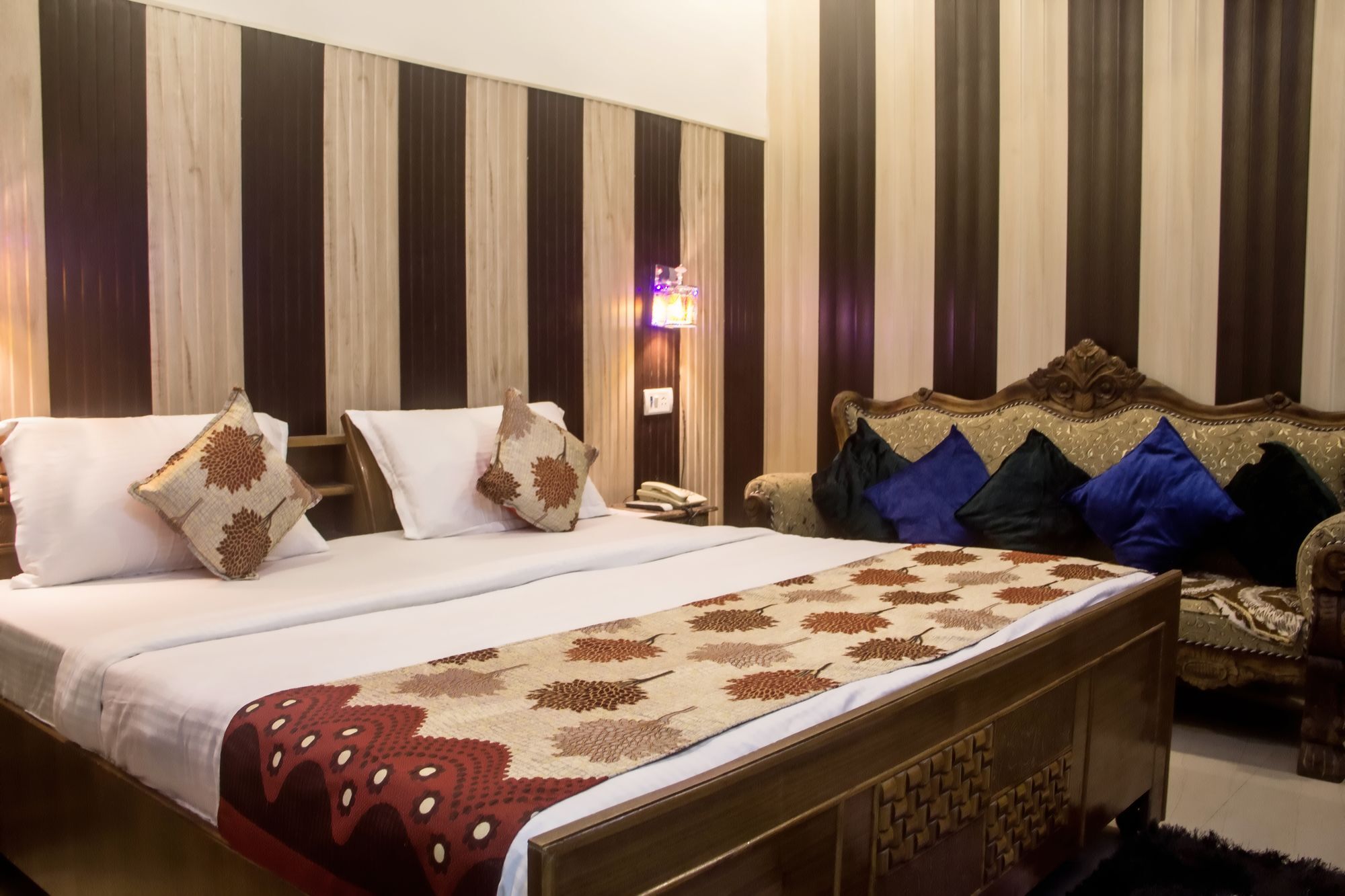 Oyo 6370 Golden Woods Hotel