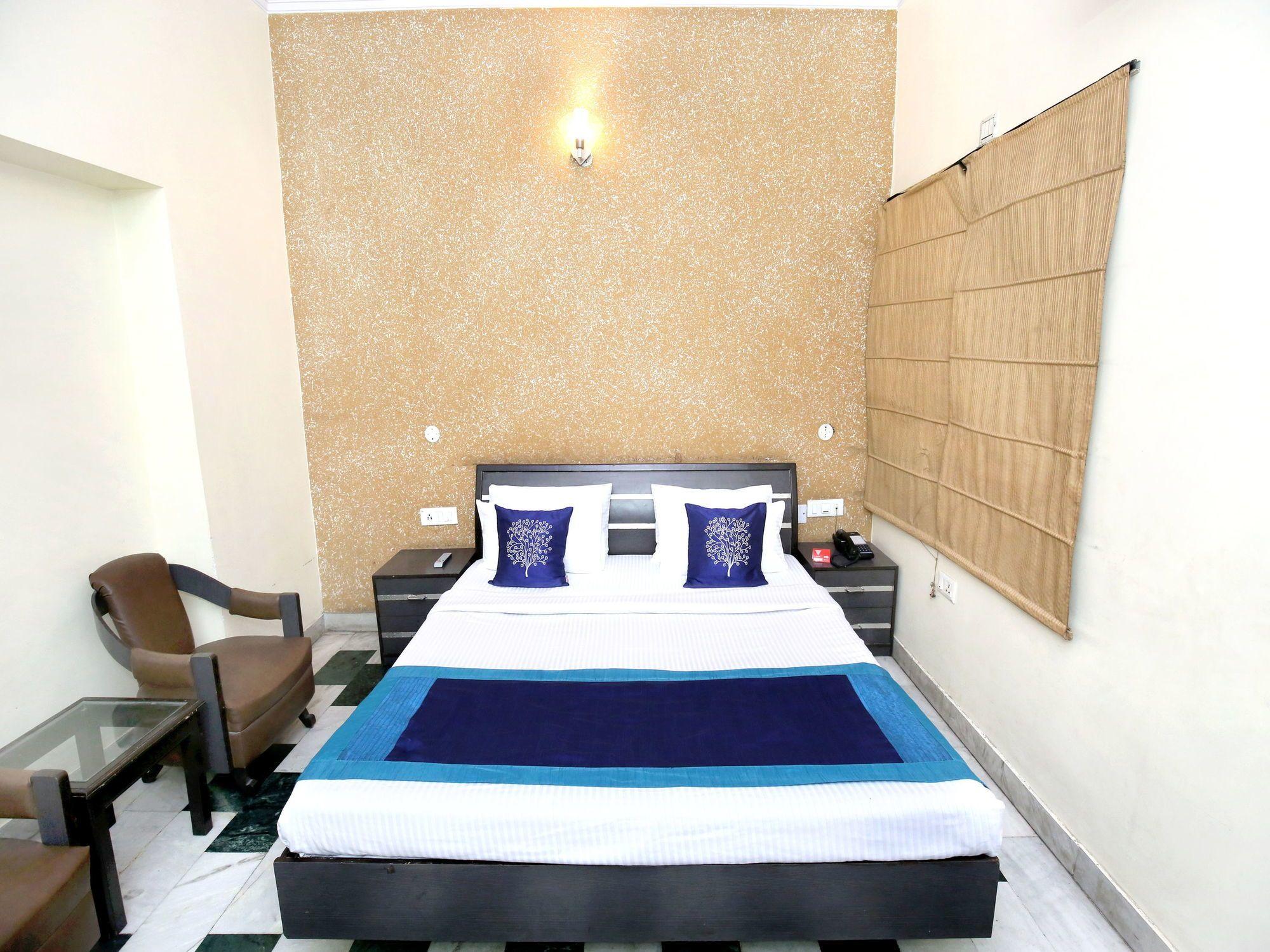 Oyo 10111 Roopa International 3*