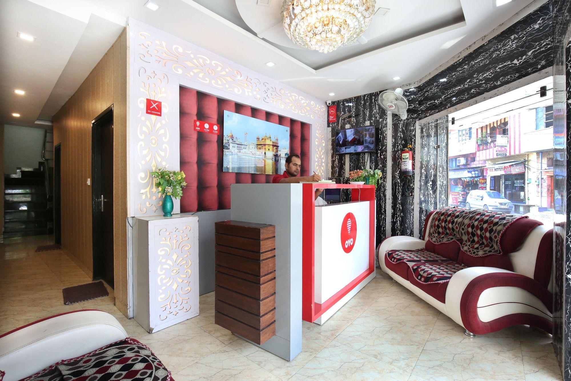 Oyo 111 Opp. Sangam Cinema 3*