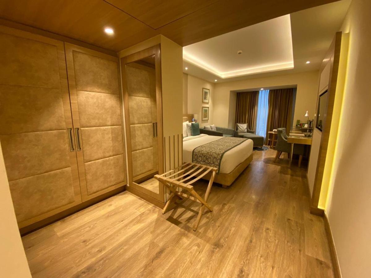 Golden Sarovar Portico Hotel 4*