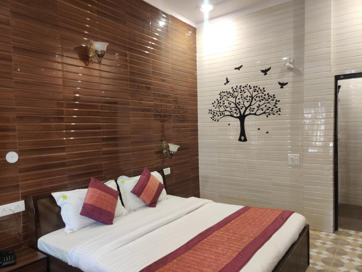Holy Hotel 2*