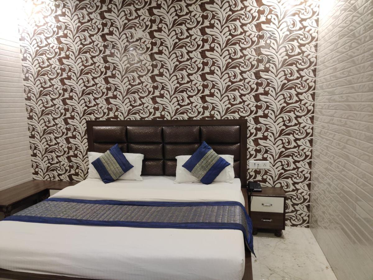 Holy Hotel 2*