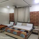 Hotel Raj Tirath Niwas