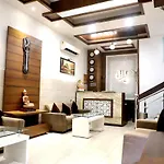 Hotel Hollywood Heights Near Railway Station
