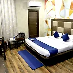 Hotel Hollywood Heights Near Railway Station