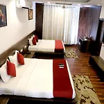 Hotel Hollywood Heights Near Railway Station