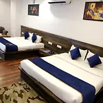 Hotel Hollywood Heights Near Railway Station