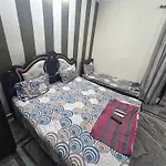 S4 Home Stay Hotel - Five Mint Walk From Golden Temple