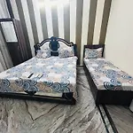 S4 Home Stay Hotel - Five Mint Walk From Golden Temple