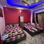 S4 Home Stay Hotel - Five Mint Walk From Golden Temple