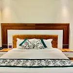 Hotel White House 350 Mtr From Golden Temple