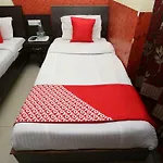 Oyo 30100 Lucky Guest House
