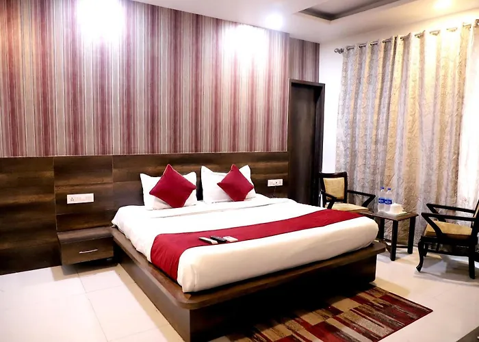 Hotel Hollywood Heights Near Railway Station