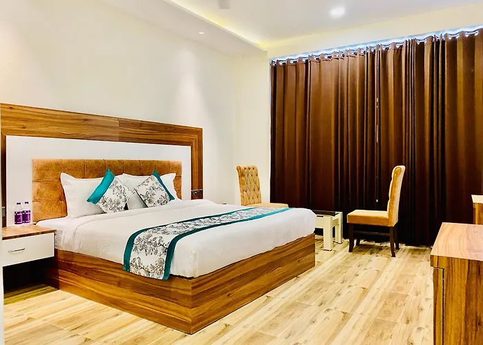 Hotel White House 350 Mtr From Golden Temple