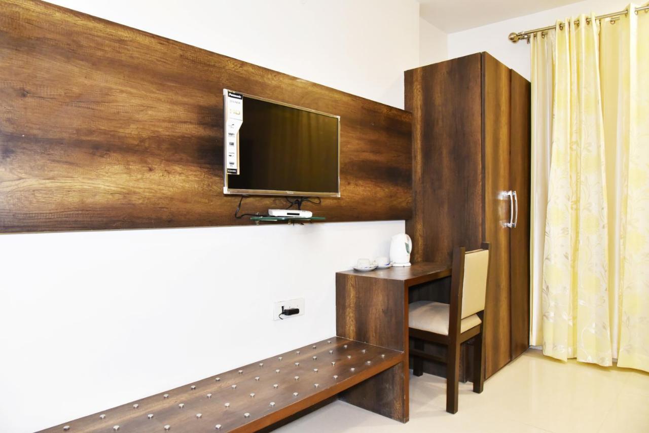 Hollywood Heights Near Railway Station 3*