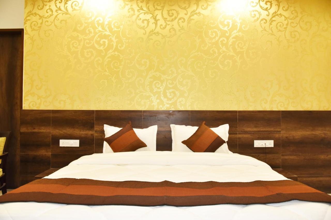 Hotel Hollywood Heights Near Railway Station