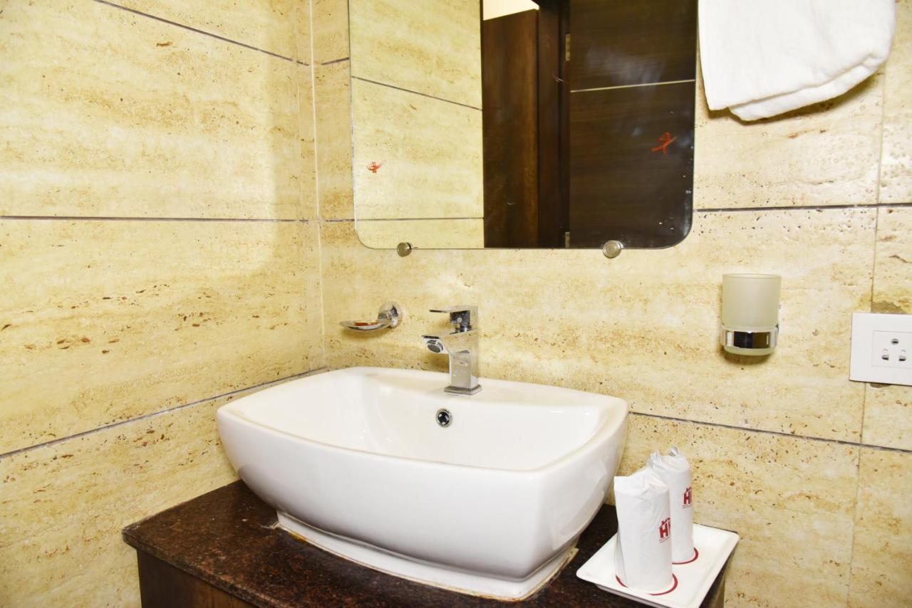 Hollywood Heights Near Railway Station 3*