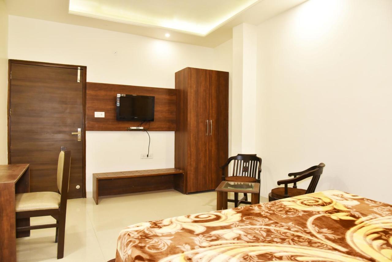 Hollywood Heights Near Railway Station Hotel 3*