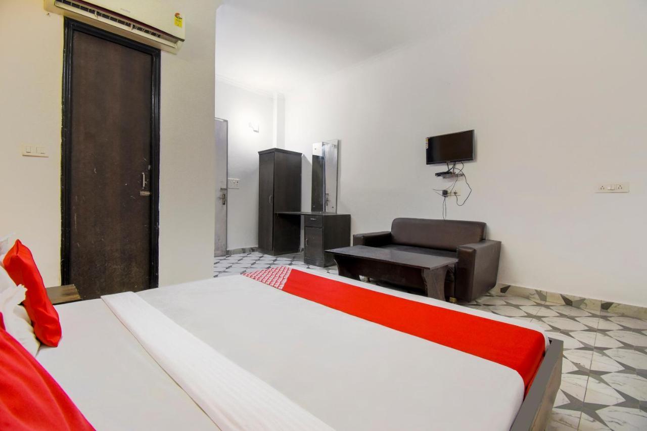 Hotel Oyo 46735 Royal Dreams 3*