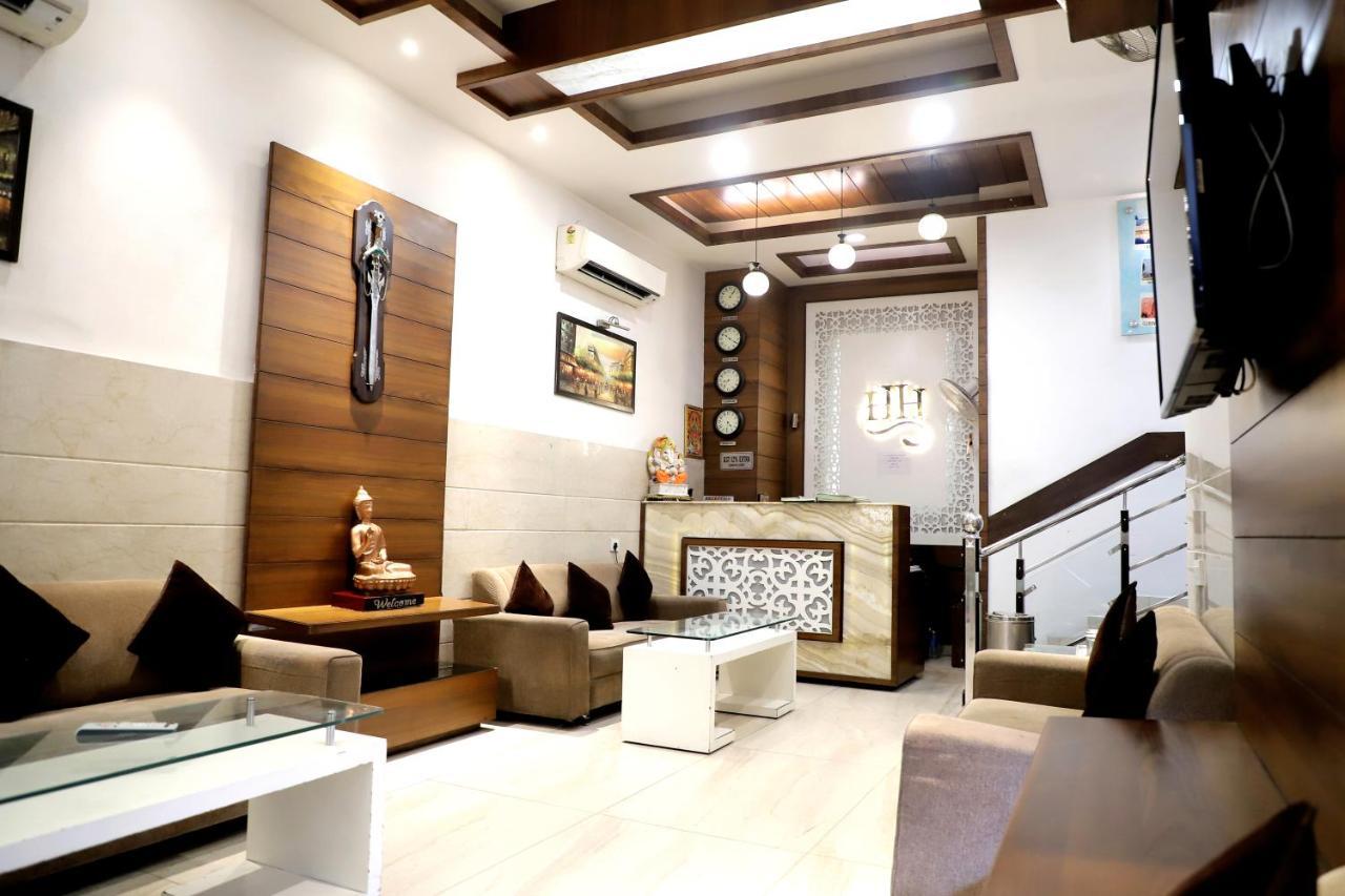 Hollywood Heights Near Railway Station 3*