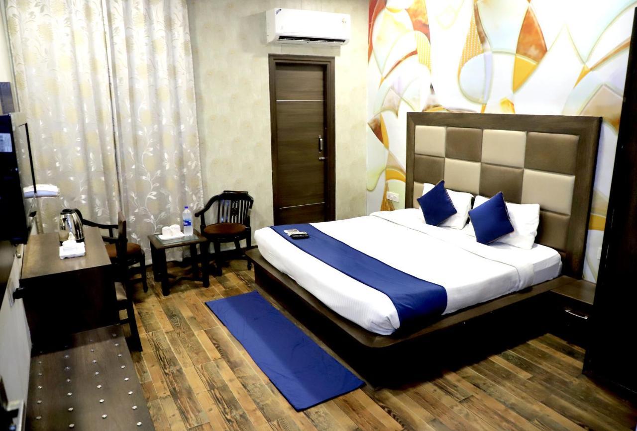 Hotel Hollywood Heights Near Railway Station
