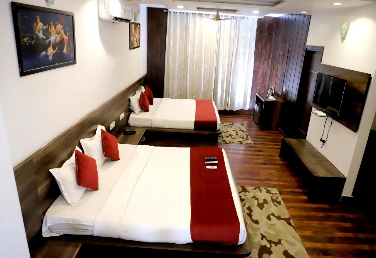 Hotel Hollywood Heights Near Railway Station 3*