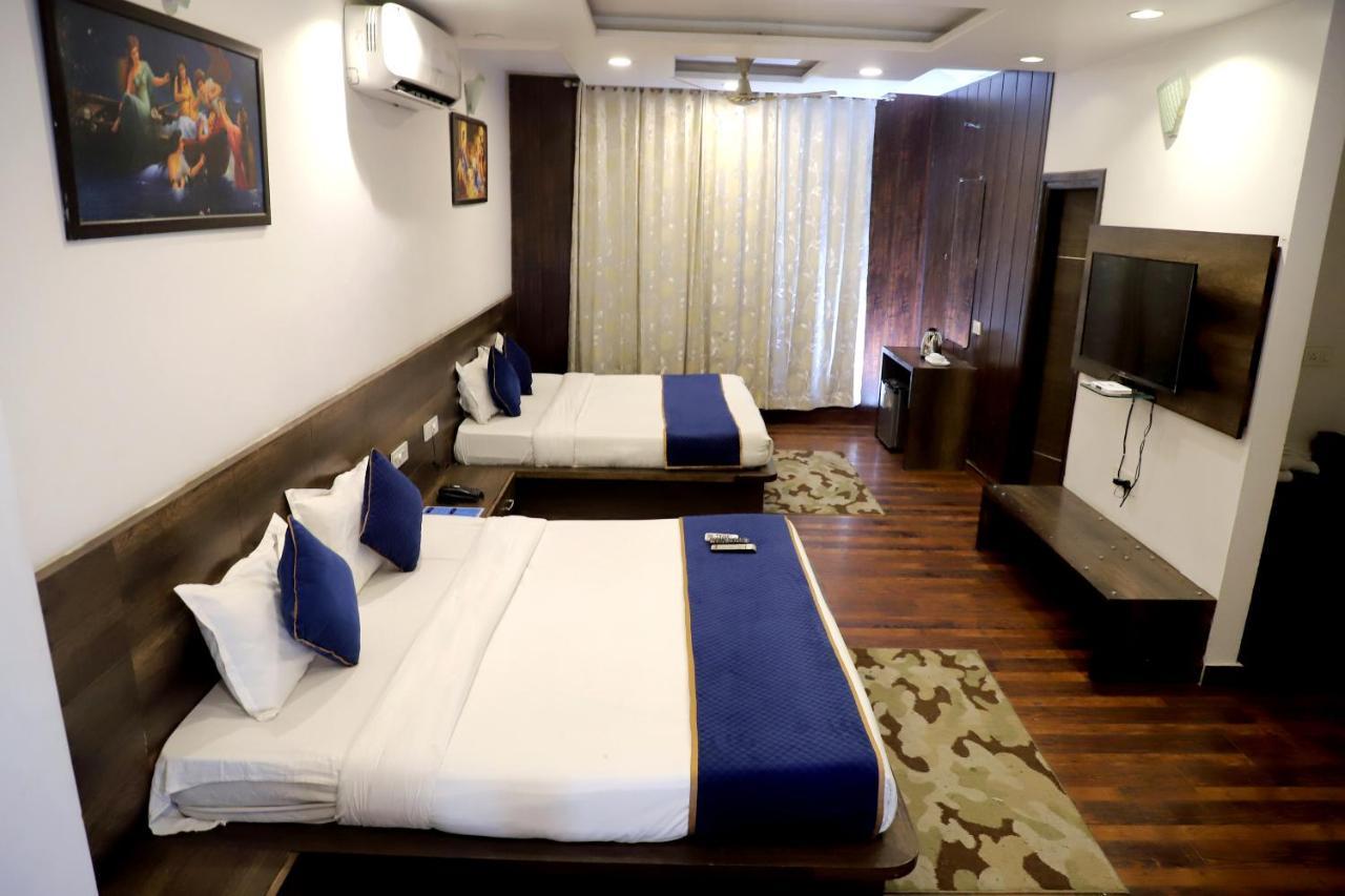 Hotel Hollywood Heights Near Railway Station
