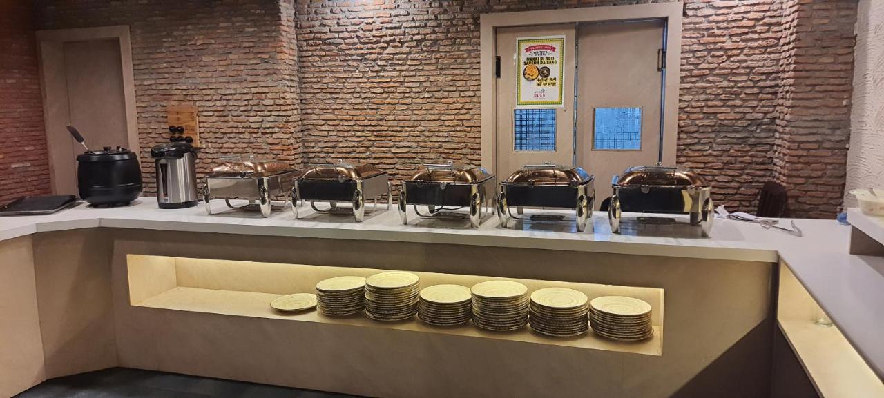 Hotel Raj Darbar - 10 Meter From Golden Temple 3*