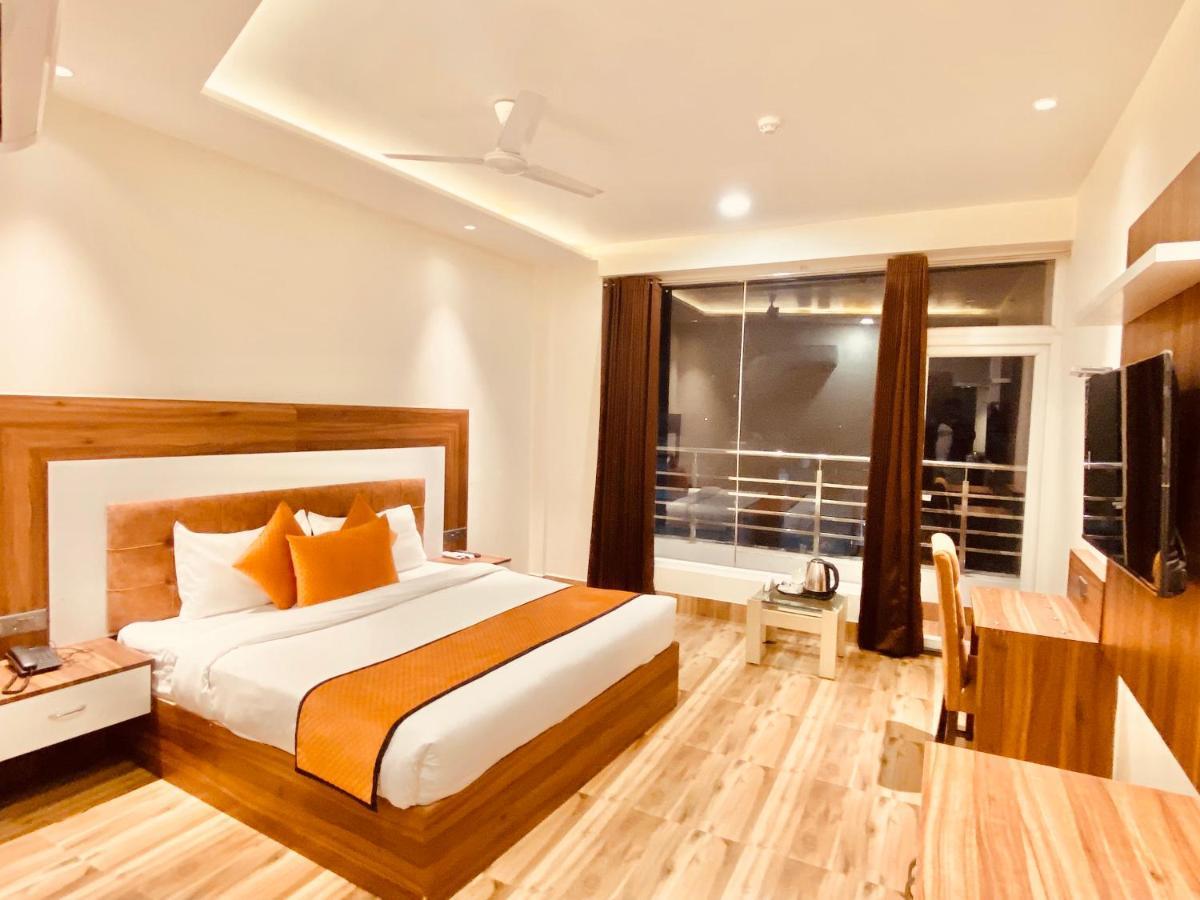 White And Restaurant 300 Mtr From Golden Temple Hotel