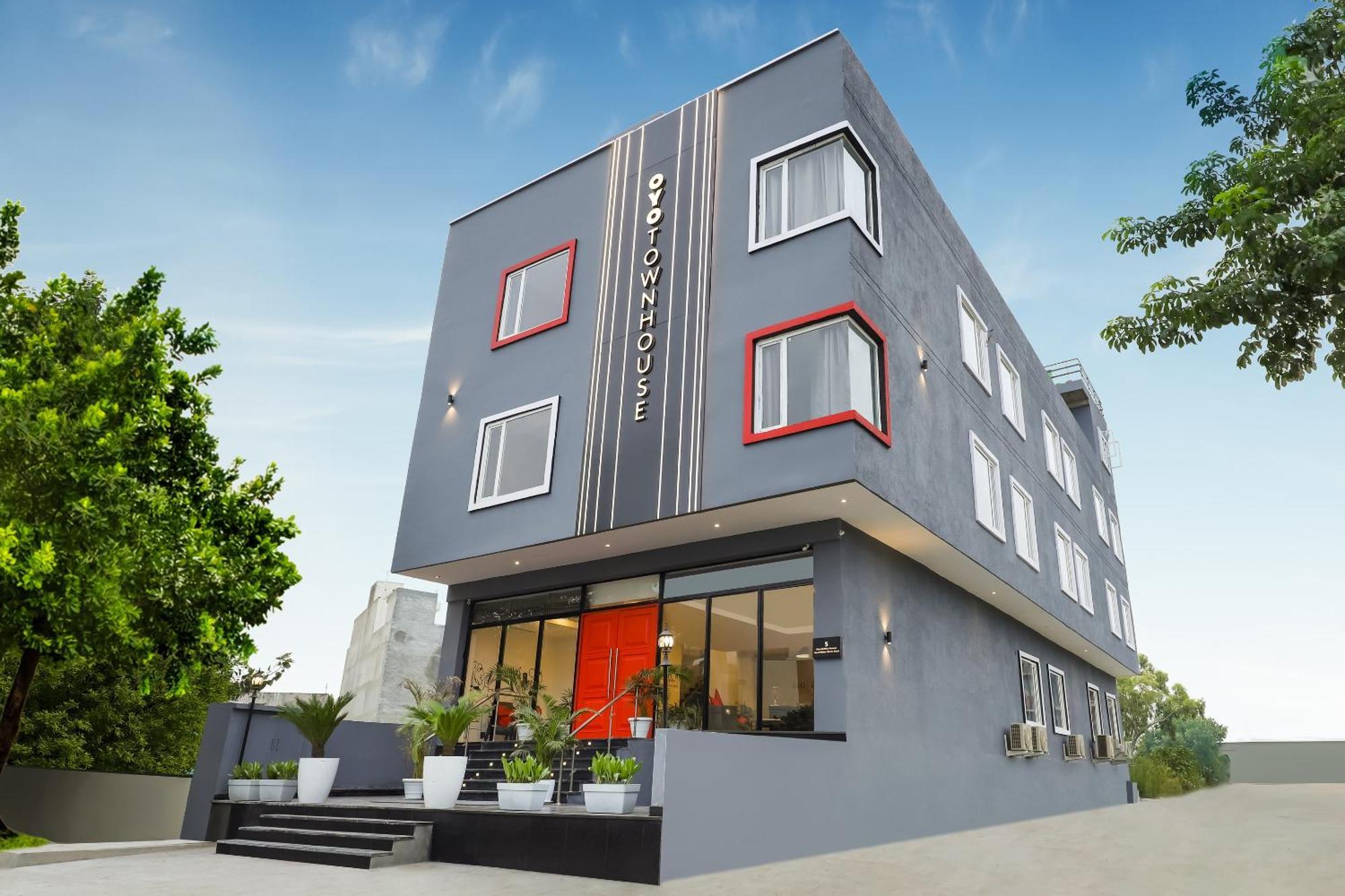 Hotel Super Townhouse Golden Avenue Road 4*