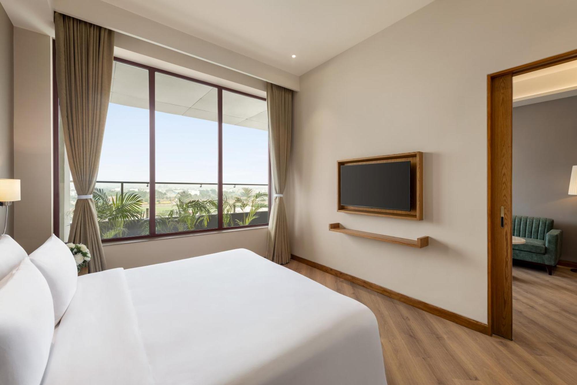 Ramada Encore By Wyndham Airport 4*