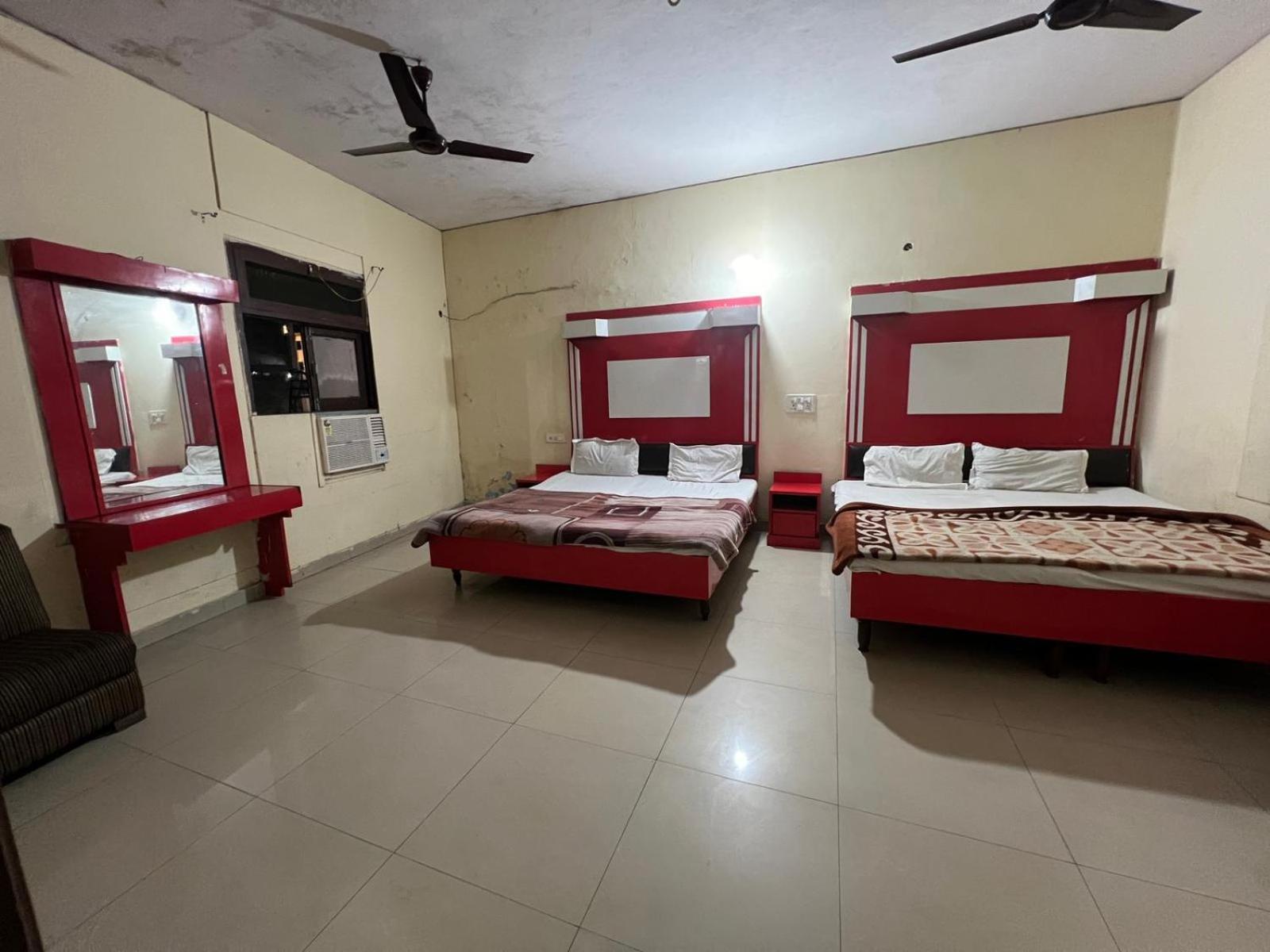 Skylark Hotel 2*