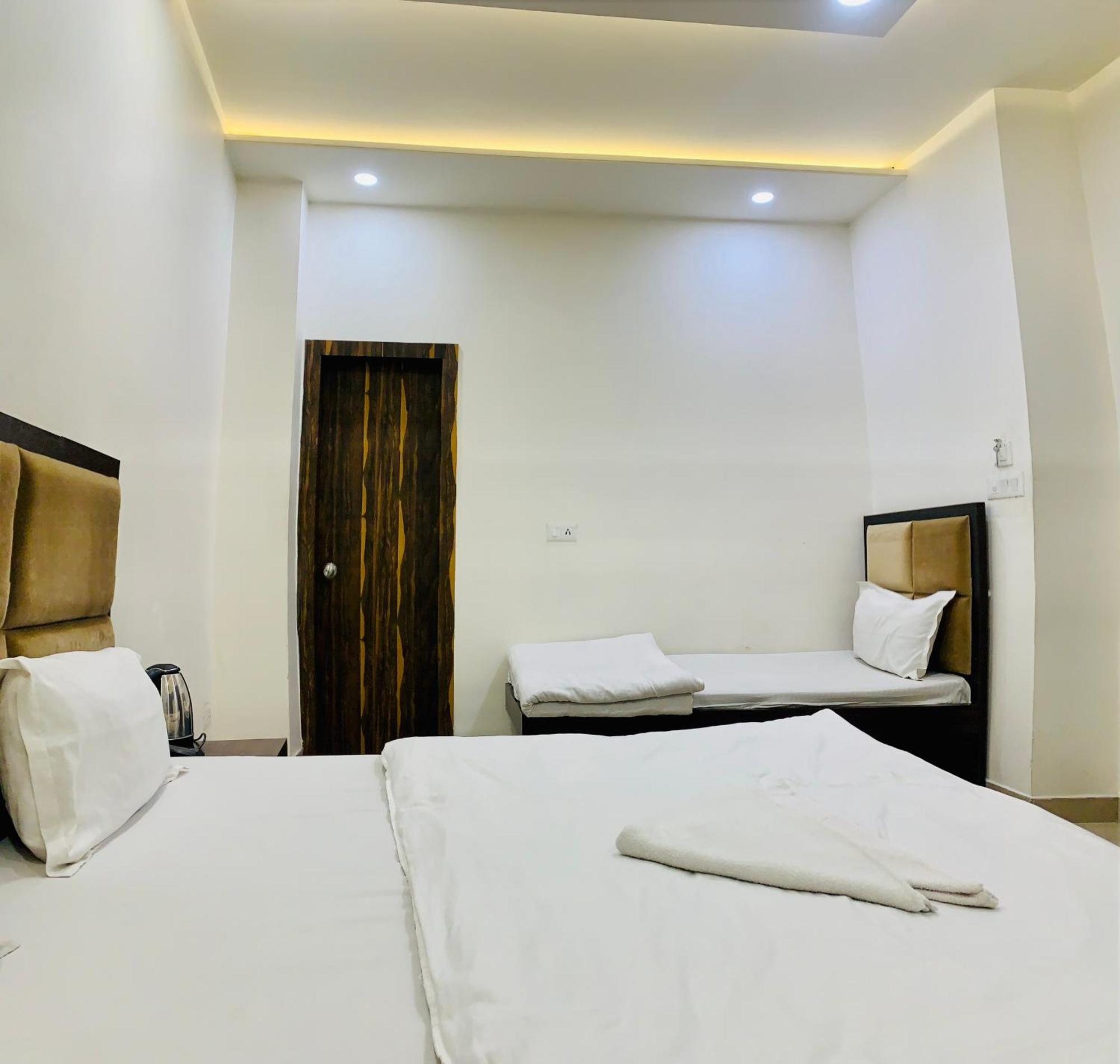 G R Residency Golden Temple Just 2 Mins Walking Distance From