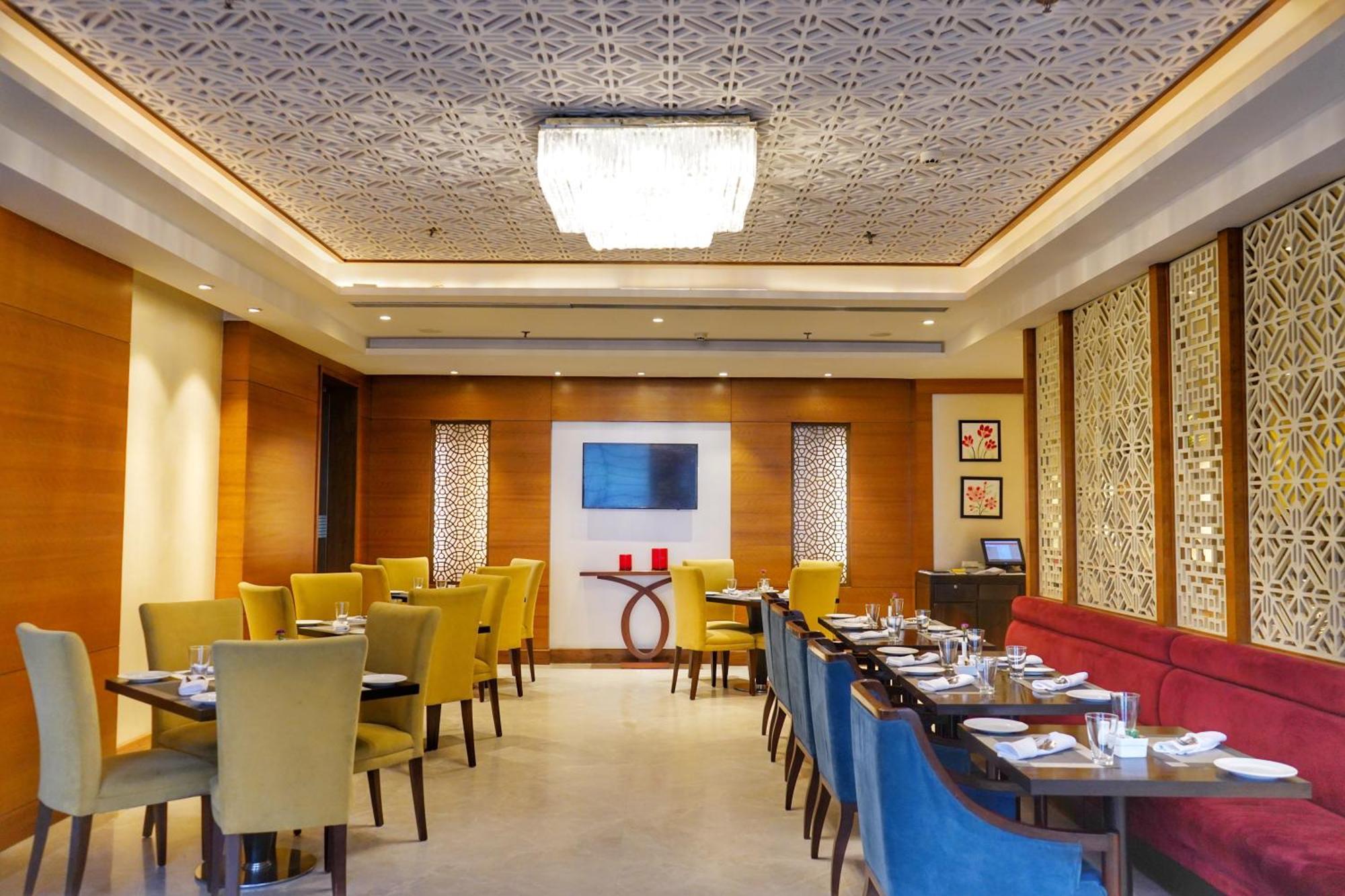 Golden Sarovar Portico 4*