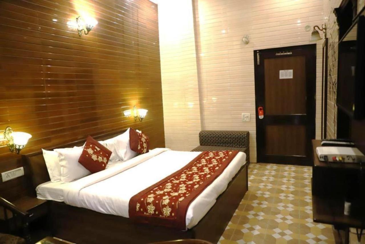 Holy Hotel 3*