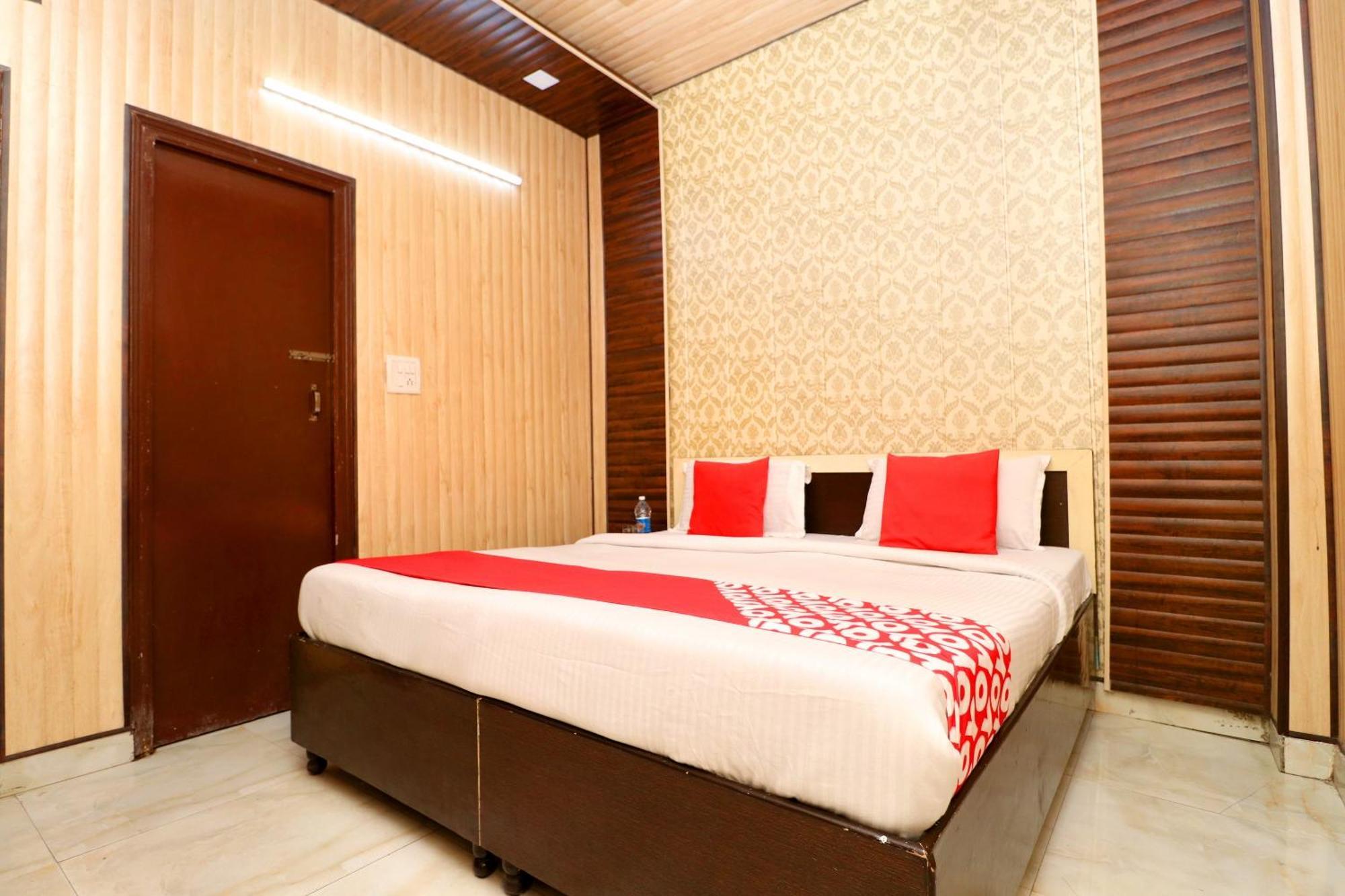 Oyo Apple Wood Hotel 3*
