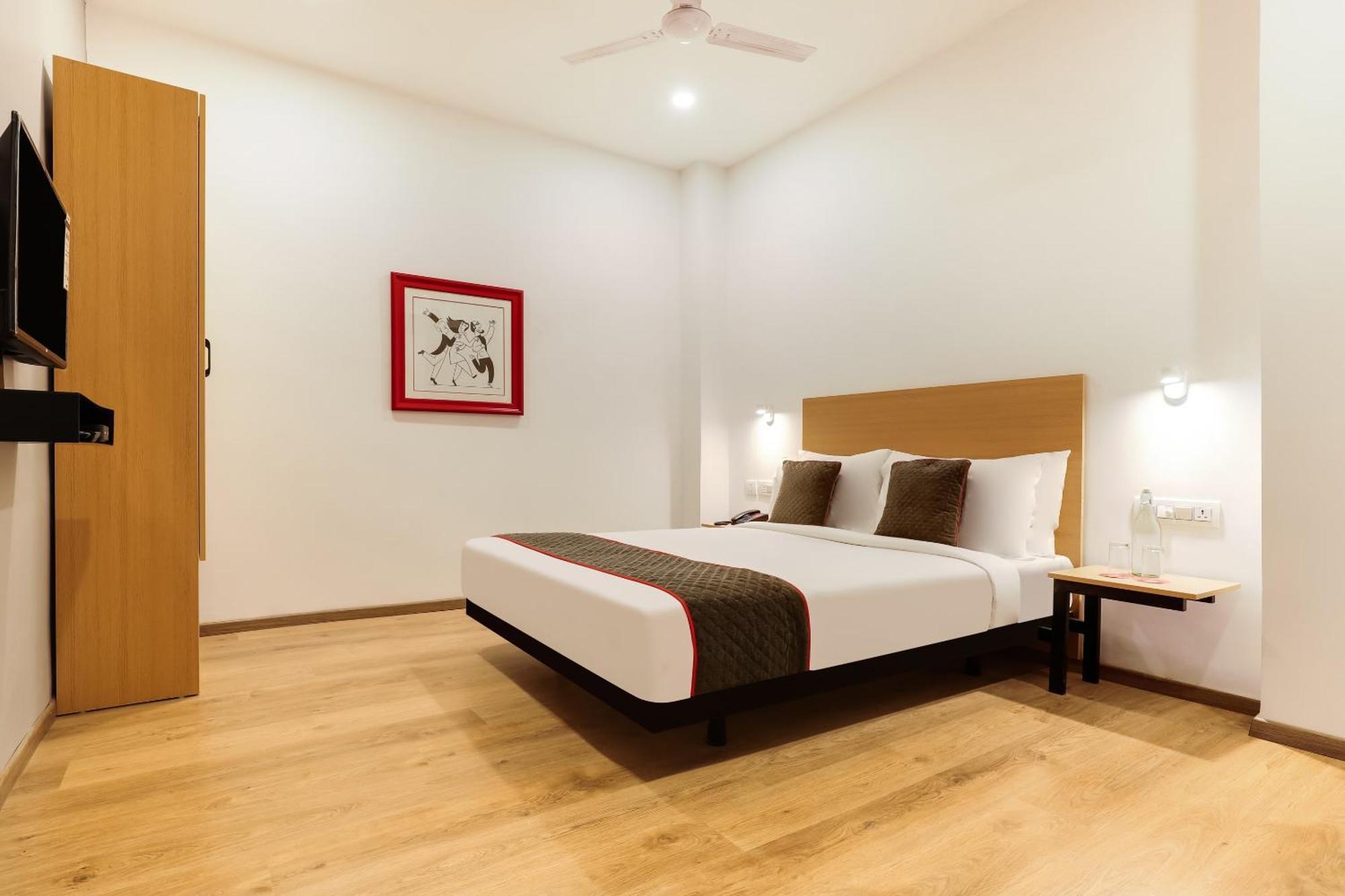 Super Townhouse Golden Avenue Road 4*