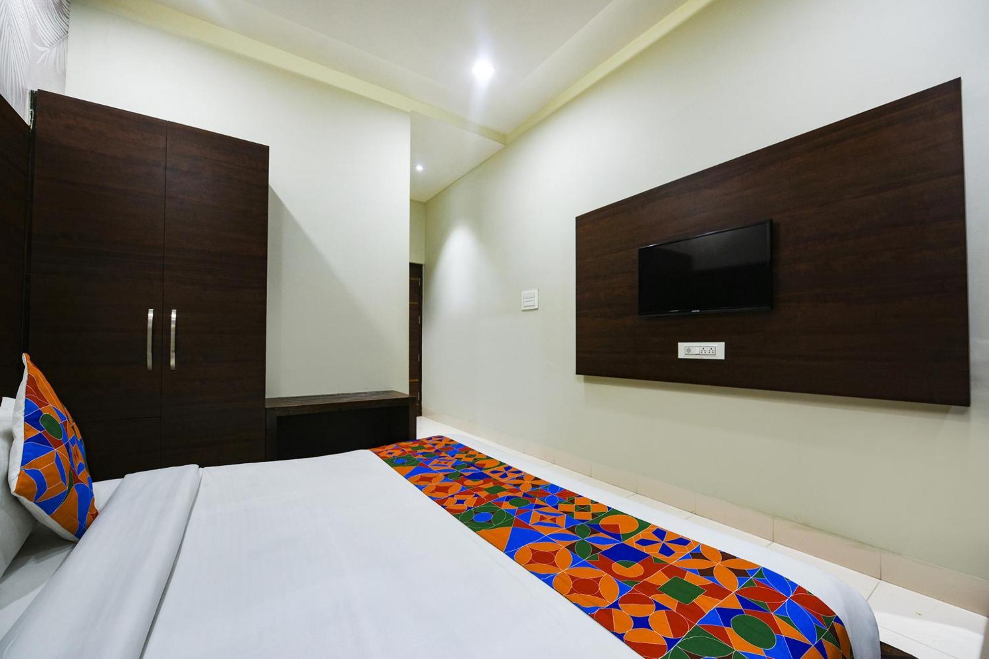 Fabhotel Kk Continental 50 Meter From Railway Station - Hotel 2*