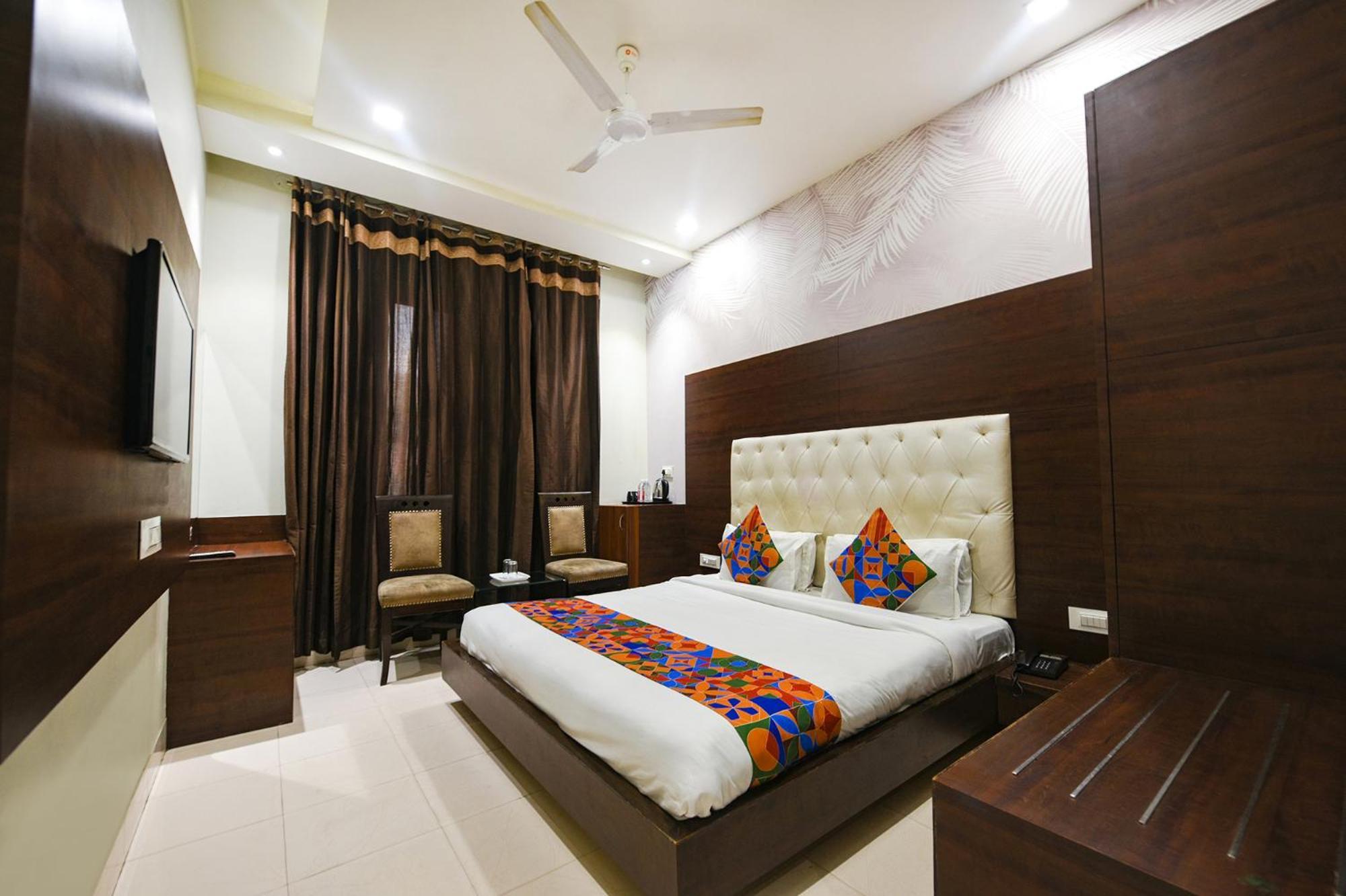 Hotel Fabhotel Kk Continental 50 Meter From Railway Station -