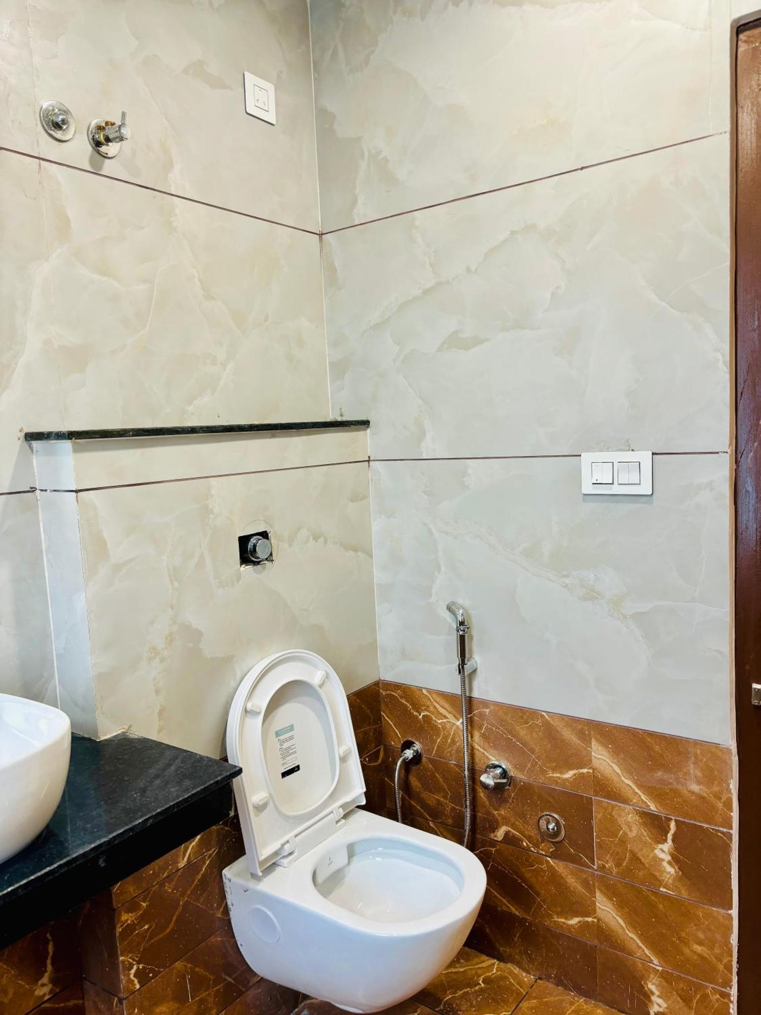 G R Residency Golden Temple Just 2 Mins Walking Distance From Amritsar
