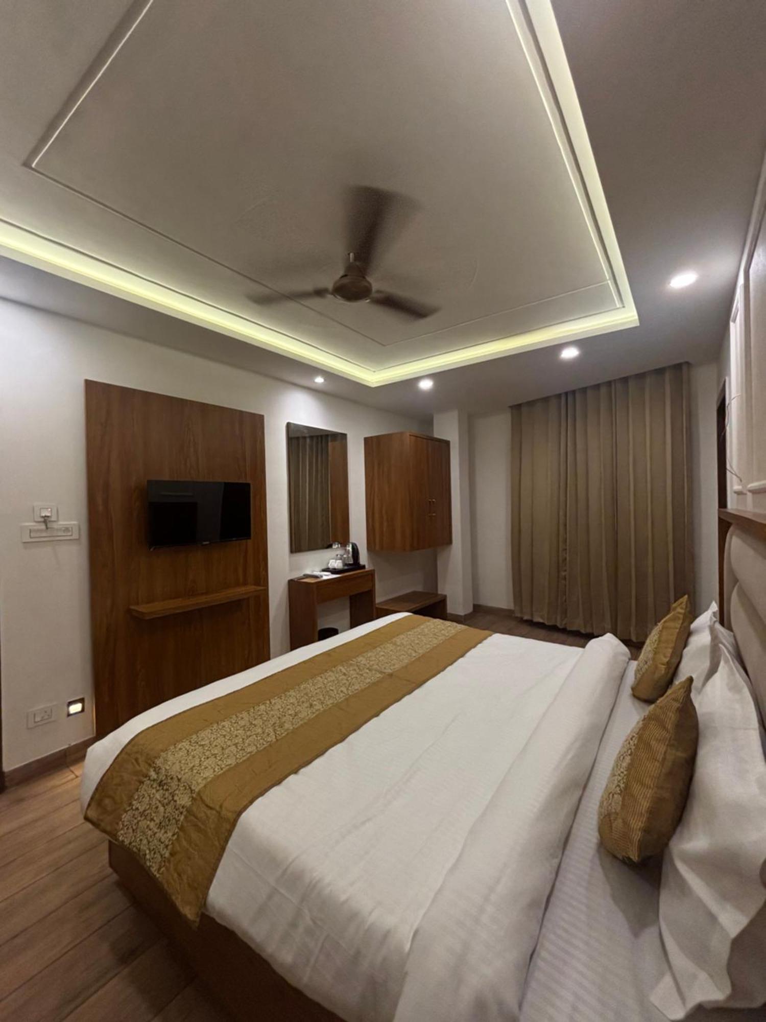 G R Residency Golden Temple Just 2 Mins Walking Distance From