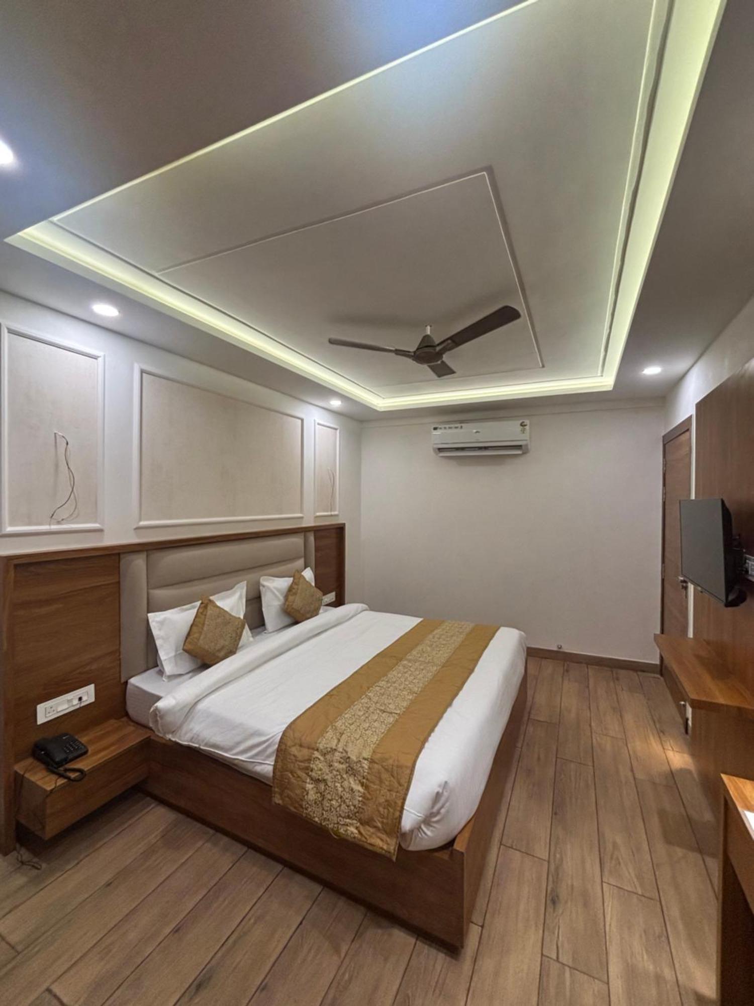 G R Residency Golden Temple Just 2 Mins Walking Distance From Amritsar