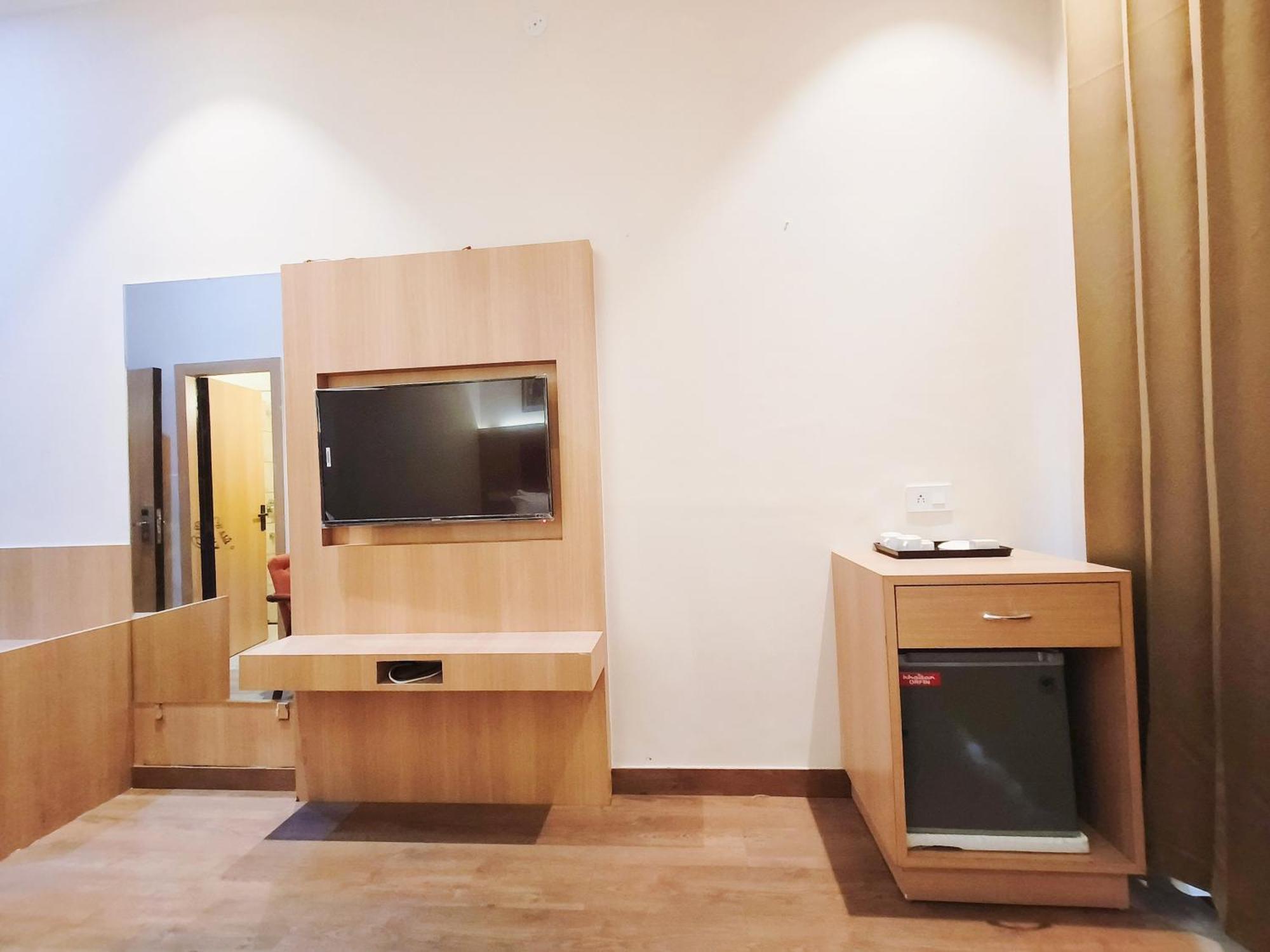 Ricky International, Hotel